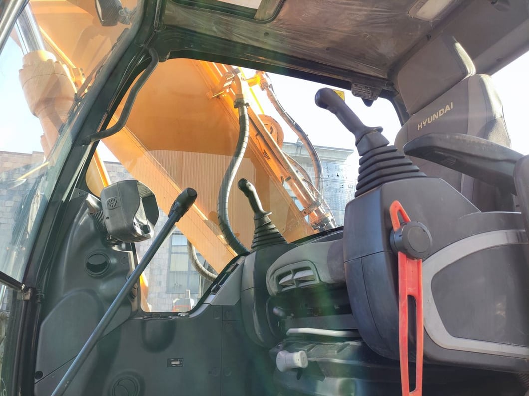 2015 Hyundai R220NLC-9A Crawler Excavator