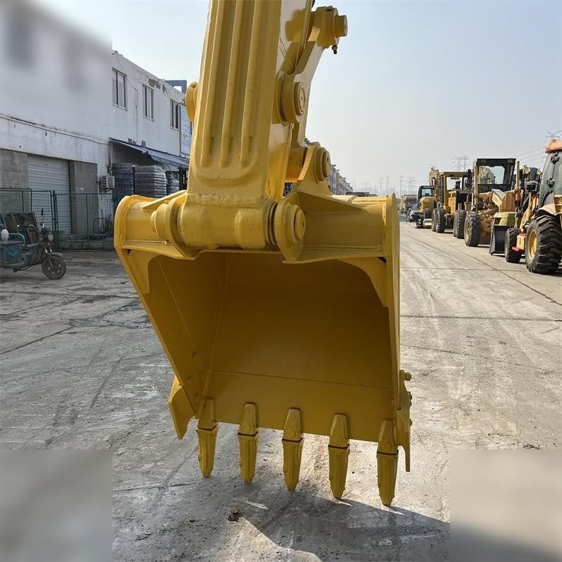 2022 Komatsu PC220-8 Crawler Excavator