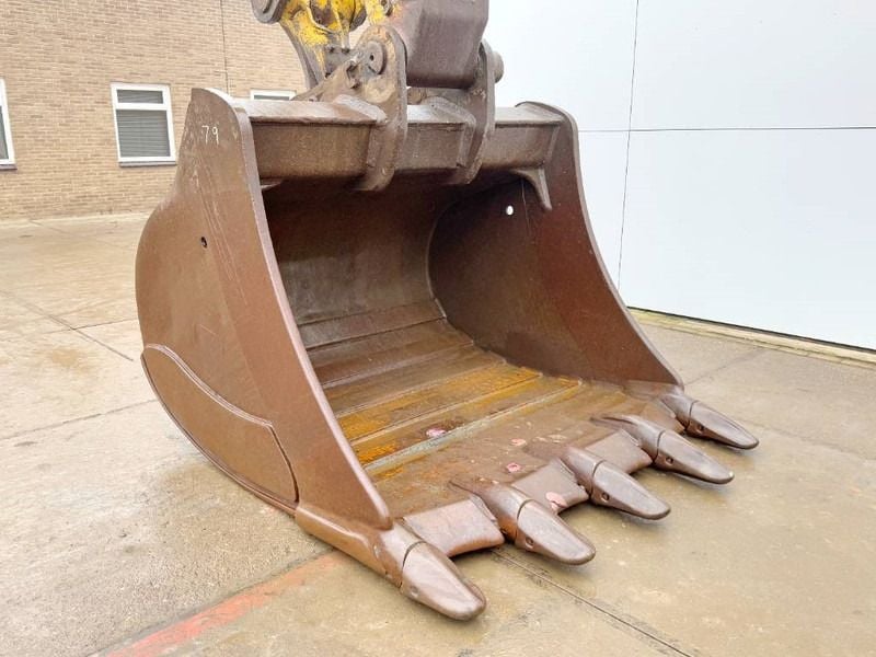 2015 Komatsu PC700LC-8EO Crawler Excavator