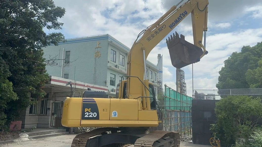 2016 Komatsu PC220-8 Crawler Excavator