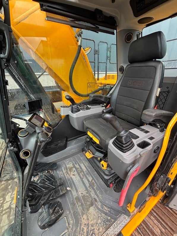 2018 JCB 220X Crawler Excavator
