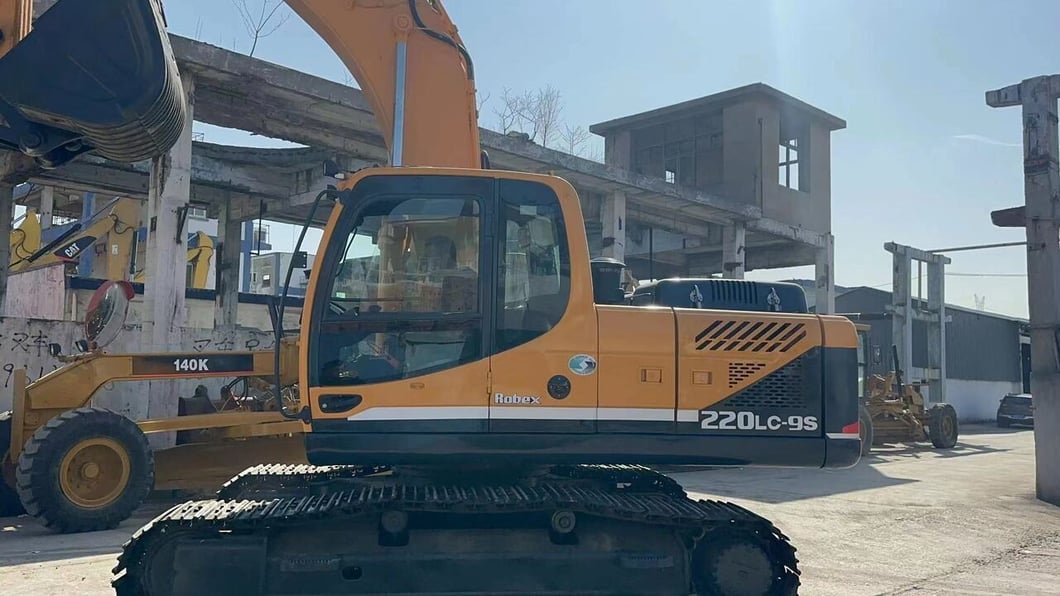 2015 Hyundai R220LC-9S Crawler Excavator