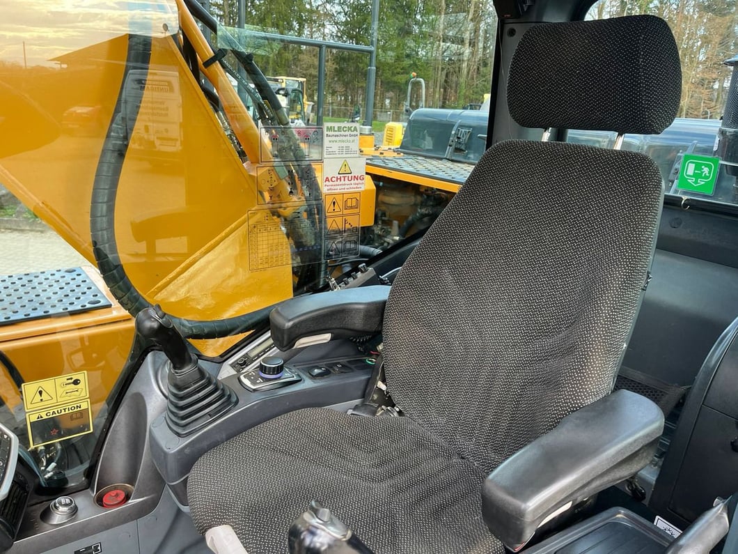 2016 Hyundai HX220L Crawler Excavator