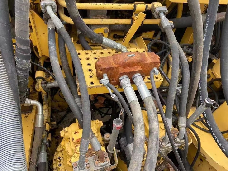 Komatsu PC600 LC-8 Crawler Excavator