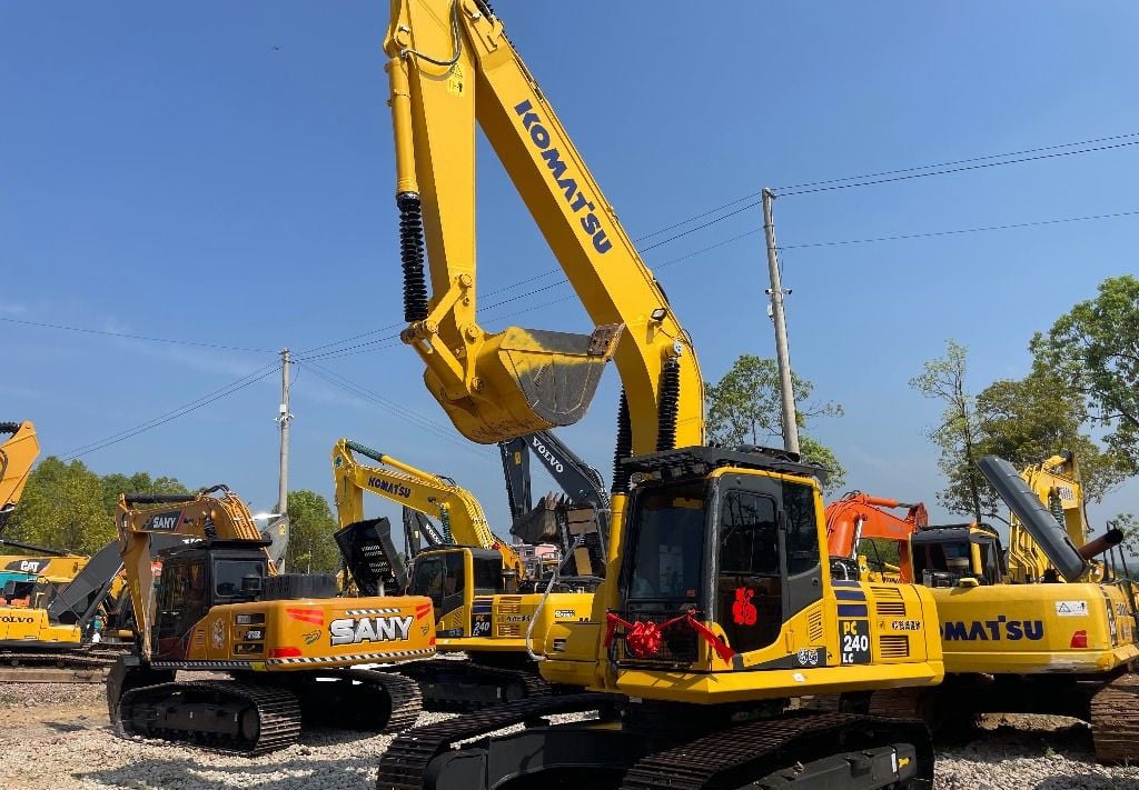 2022 Komatsu PC240-8 Crawler Excavator