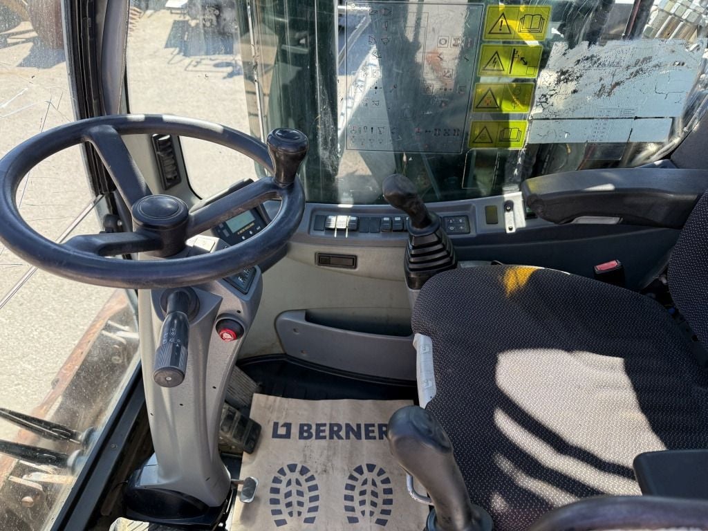 2009 New Holland MH-PLUS Wheel Excavator