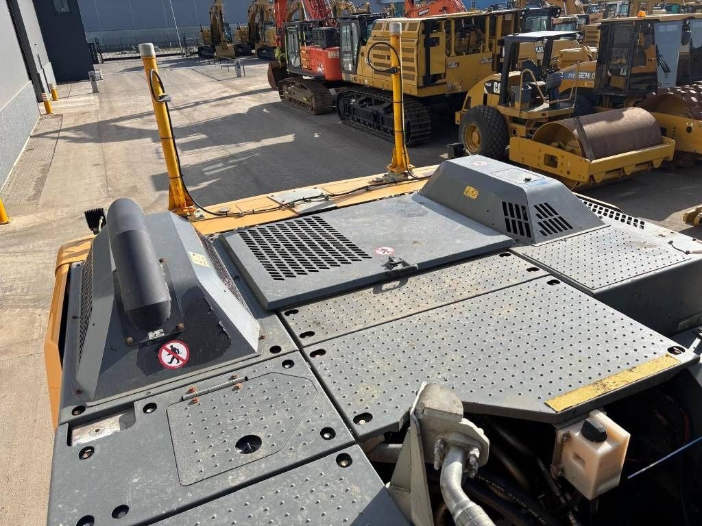 2021 Liebherr R945 Crawler Excavator