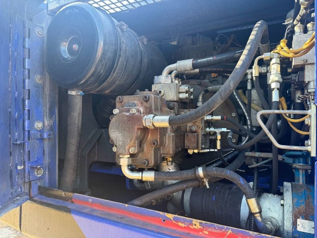 2004 Liebherr R924B EW Material Handler