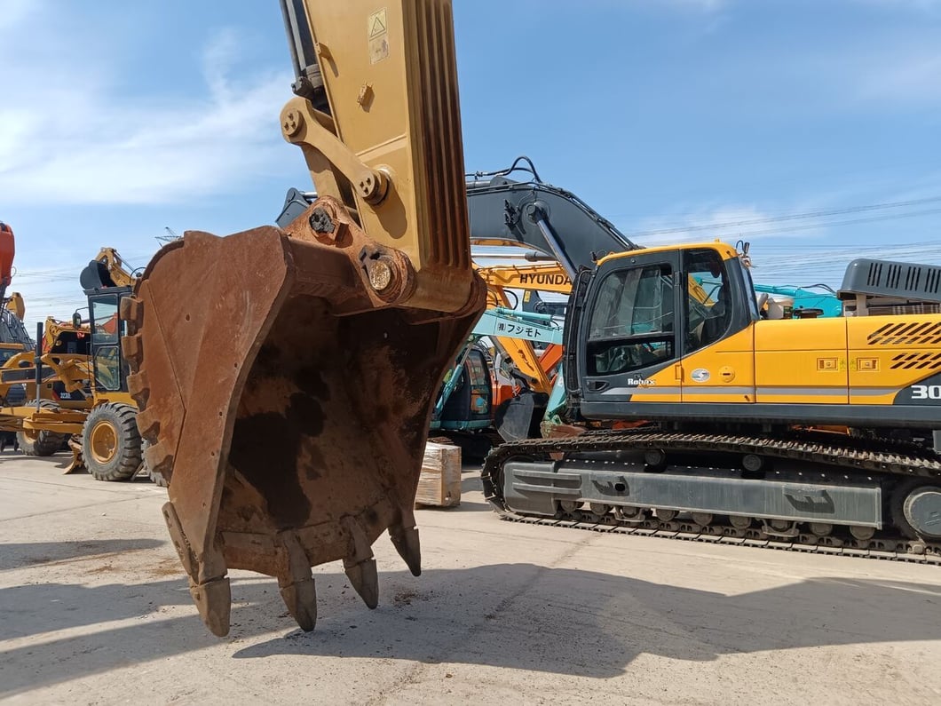 2023 Caterpillar 374F Crawler Excavator