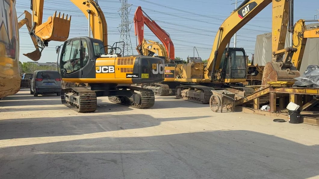 2022 JCB JS215LC Crawler Excavator