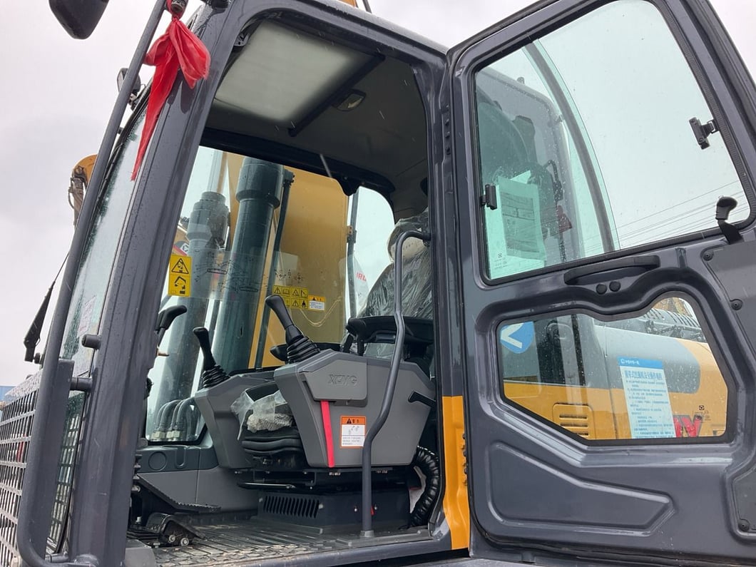2022 XCMG XE245DK Crawler Excavator
