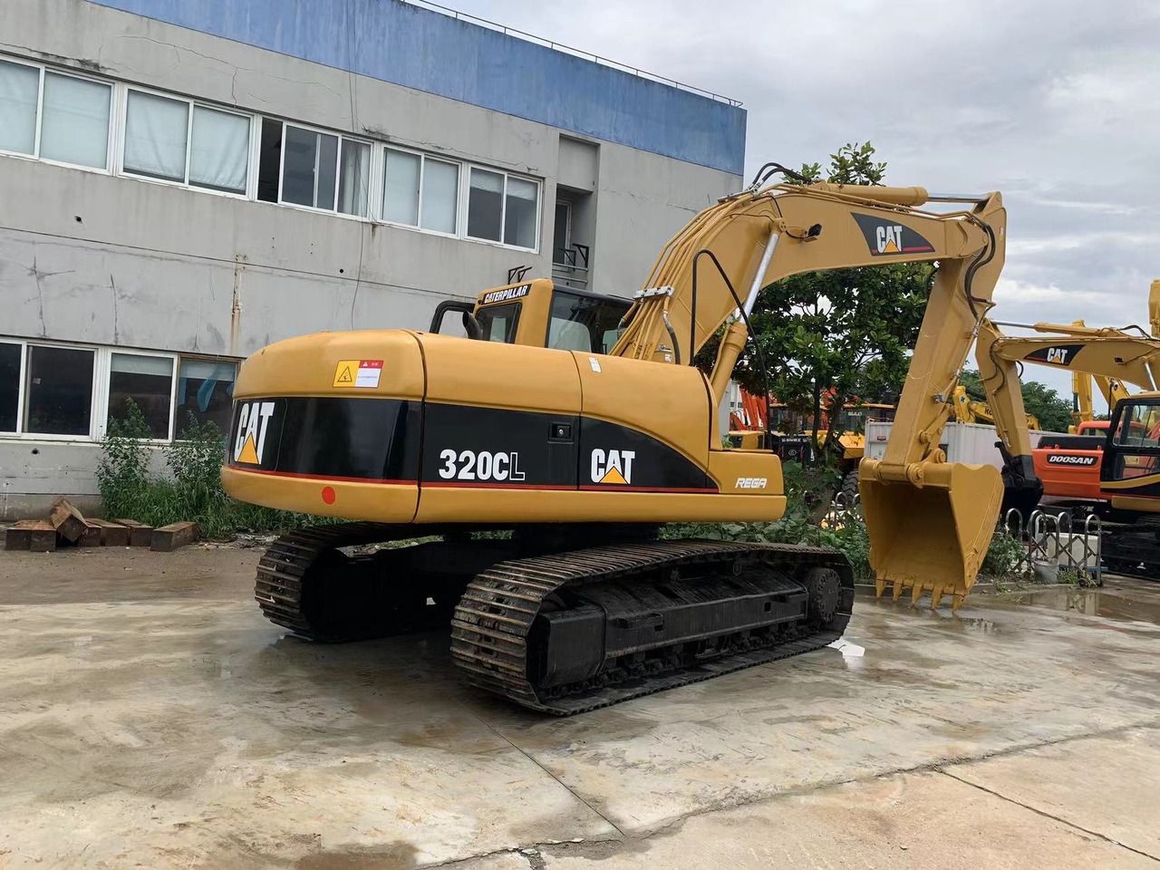 Escavatore cingolato Caterpillar 320CL del 2022