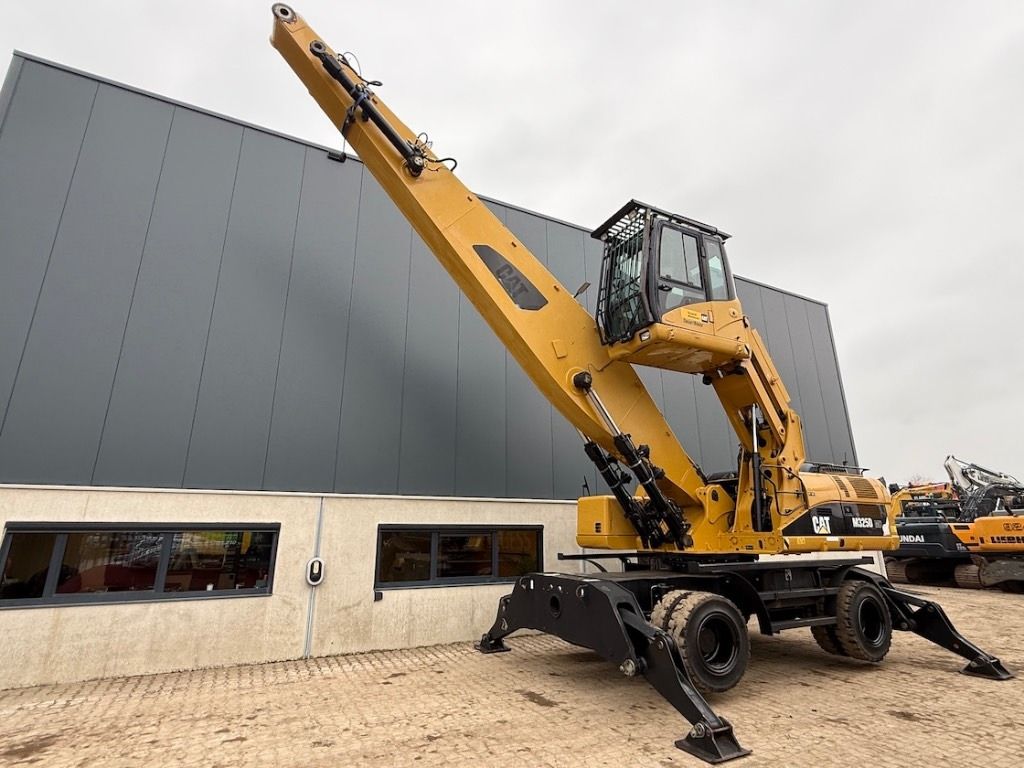 2008 Caterpillar 325D Material Handler
