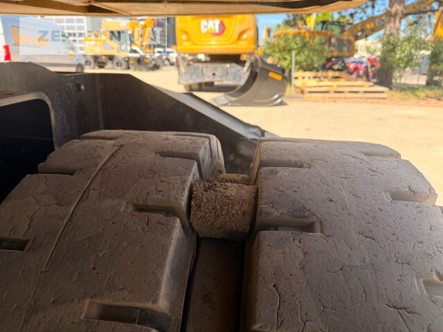 2020 Caterpillar MH3022-06C Material Handler