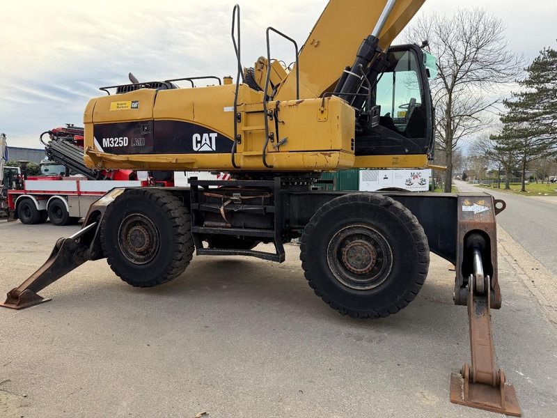 Movimentatore di materiali Caterpillar 325D del 2011