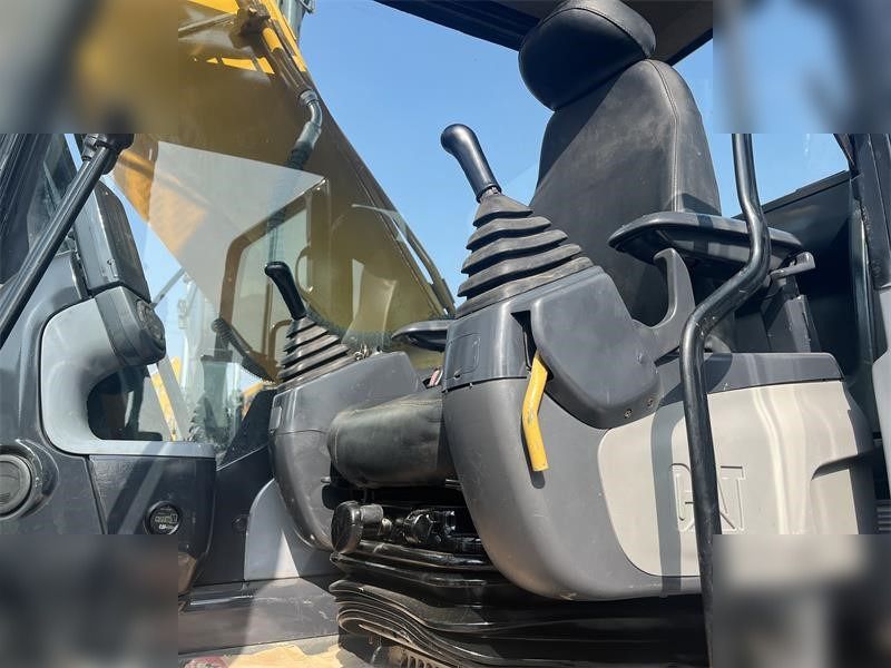 2016 Caterpillar 320D2 Crawler Excavator