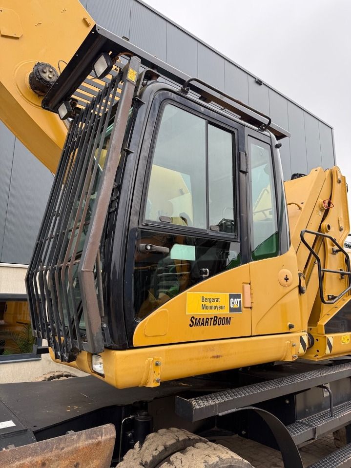 2008 Caterpillar 325D Material Handler