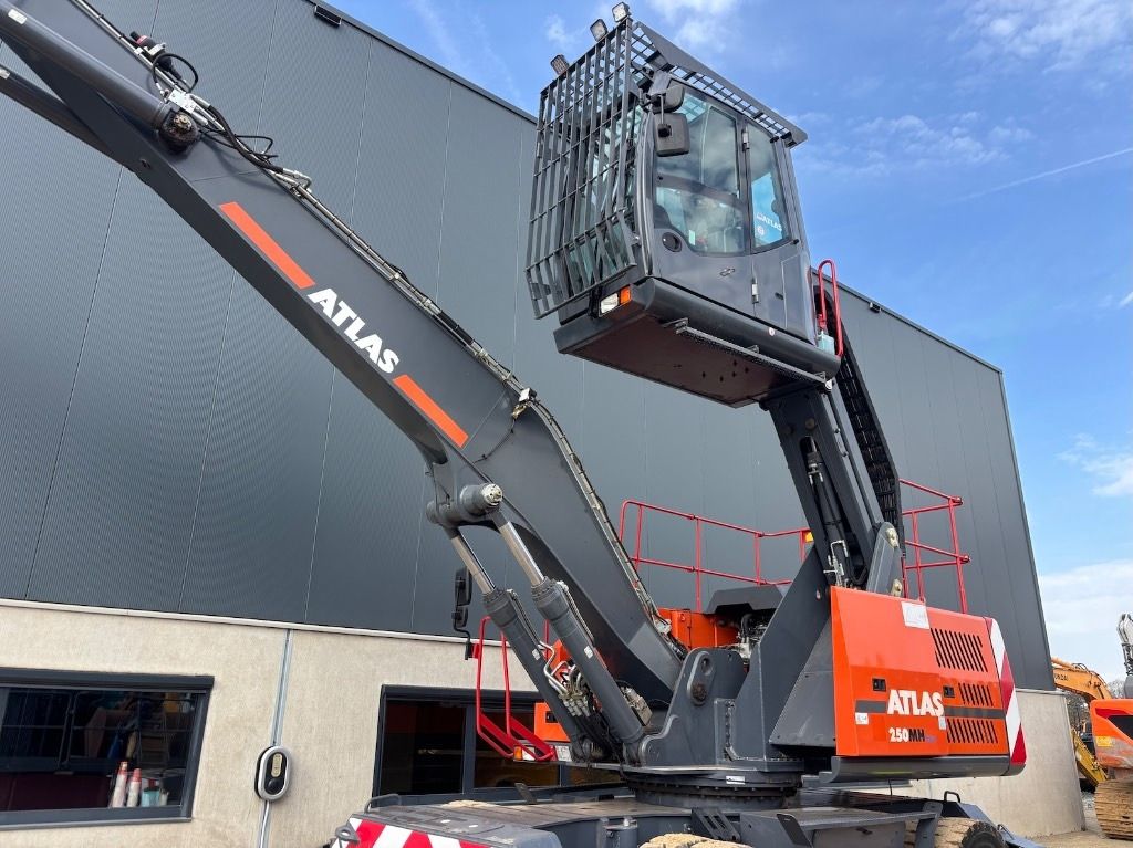 2020 Atlas 250MH Material Handler