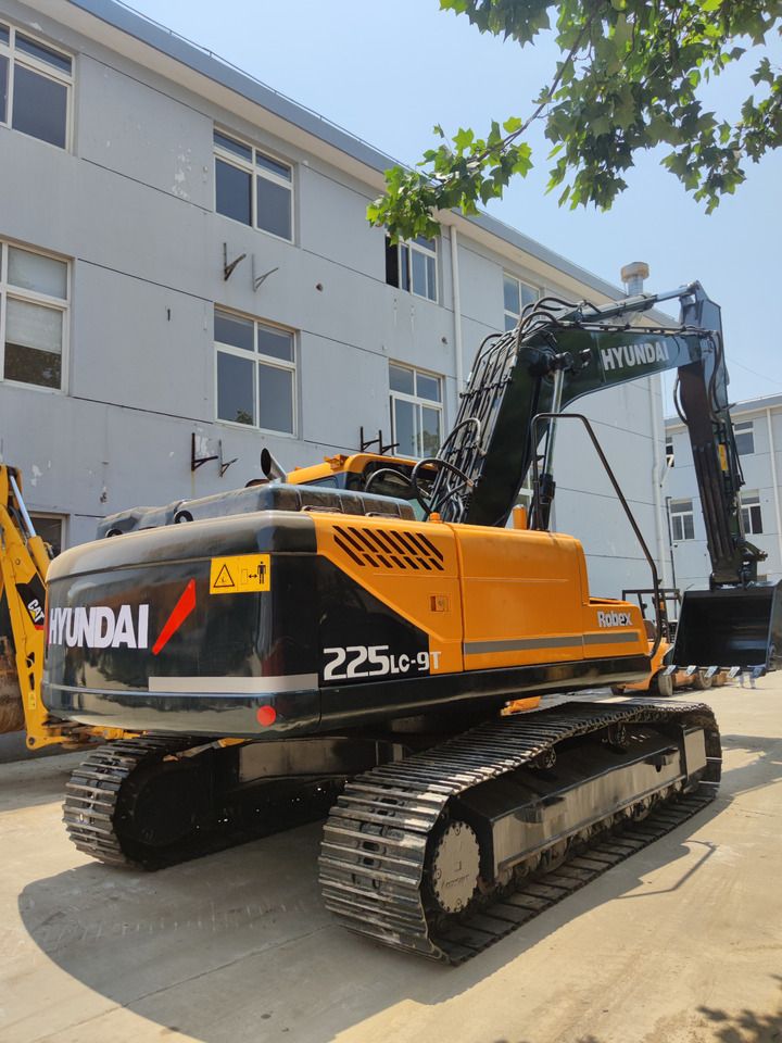 Hyundai R225LC-9 Crawler Excavator