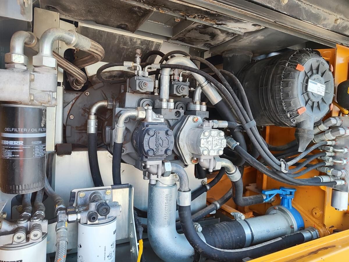 2015 Liebherr R920 Crawler Excavator