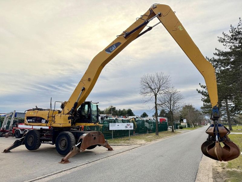 Movimentatore di materiali Caterpillar 325D del 2011