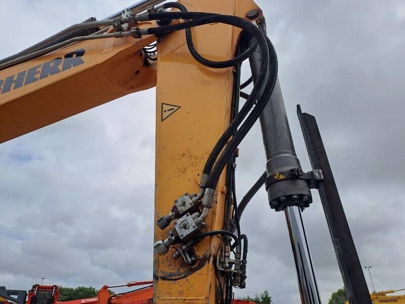 2018 Liebherr R946 Crawler Excavator