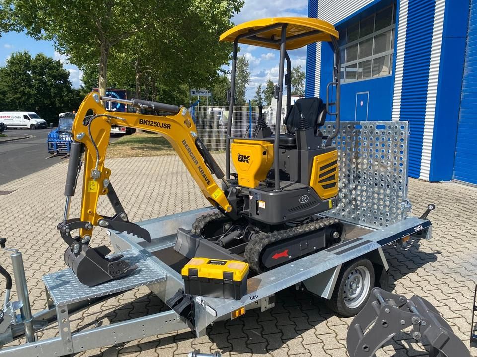 Berger Kraus BK1250JSR Miniexcavadora Berger Kraus BK1250JSR mini excavator on a trailer, side view