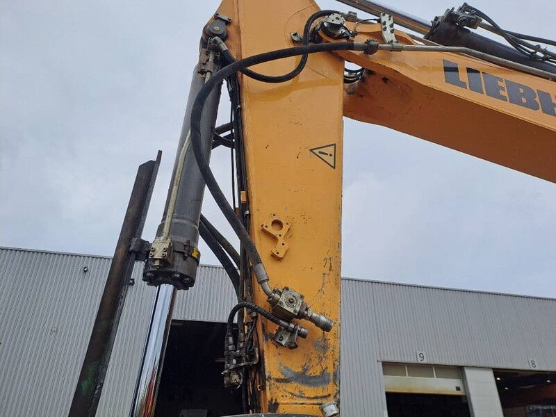 2018 Liebherr R946 Crawler Excavator
