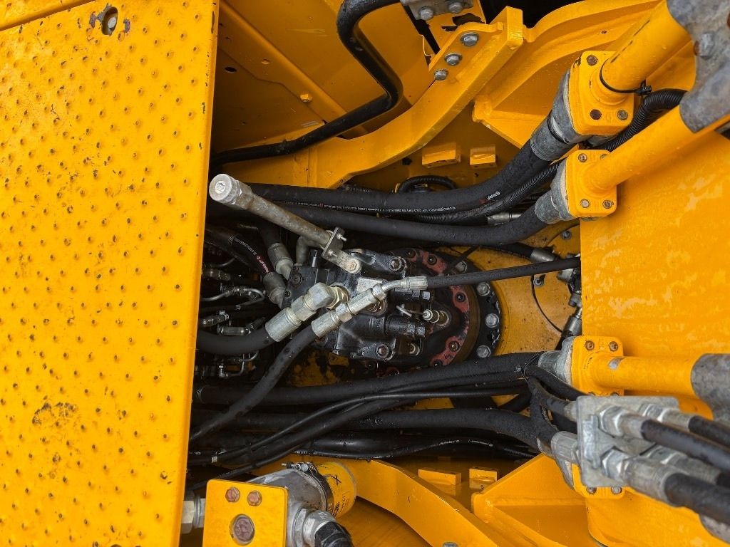 2018 JCB 220X Crawler Excavator