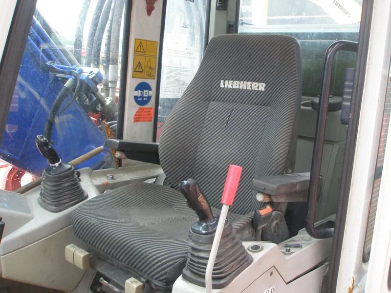 2005 Liebherr R924B Crawler Excavator