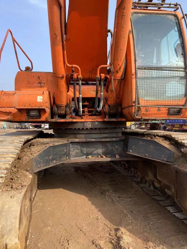 Doosan DX500LC-7 Doosan DX500LC-7 excavator, close-up of the upper structure and undercarriage