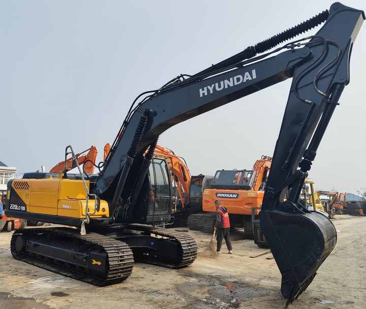 2016 Hyundai R220LC-9S Crawler Excavator