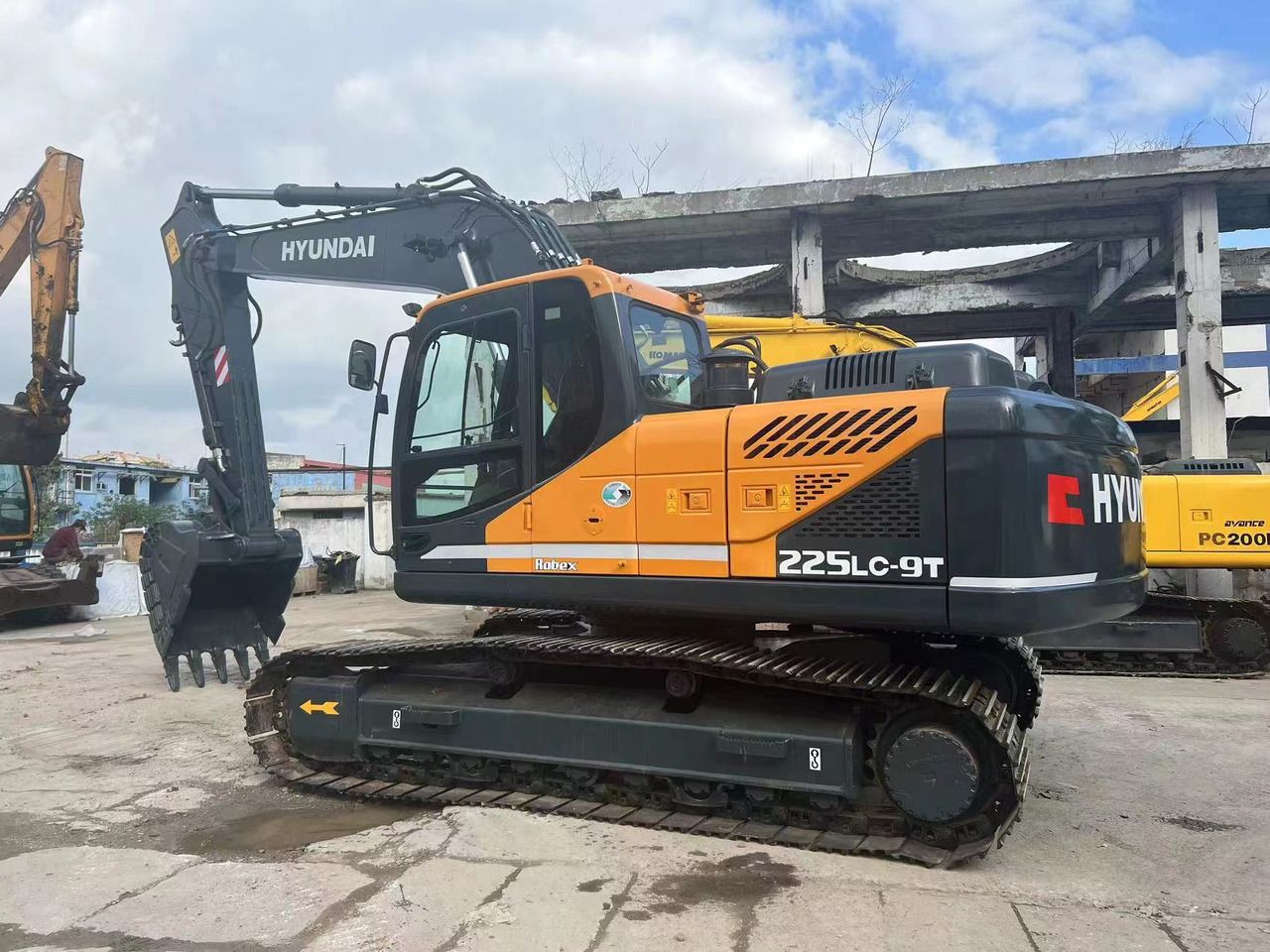 2019 Hyundai R225LC-9T Crawler Excavator