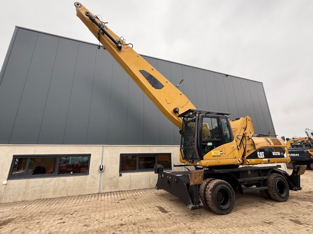 2008 Caterpillar 325D Material Handler