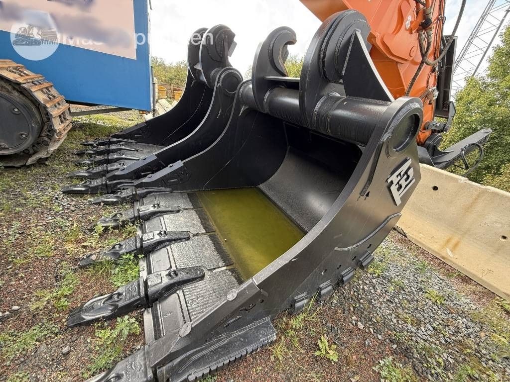 2025 Develon 800LC-7 Crawler Excavator
