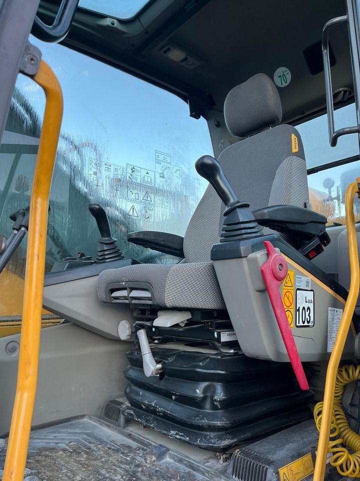 2015 Volvo EC220E Crawler Excavator
