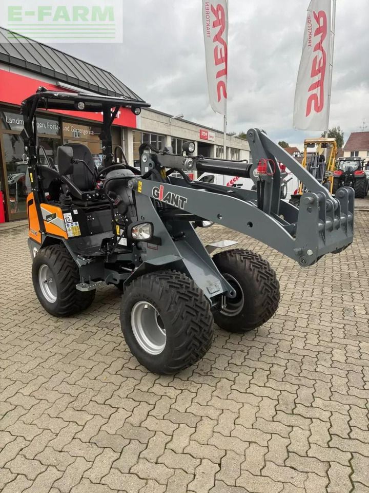 New Giant G2500 HD Mini Excavator