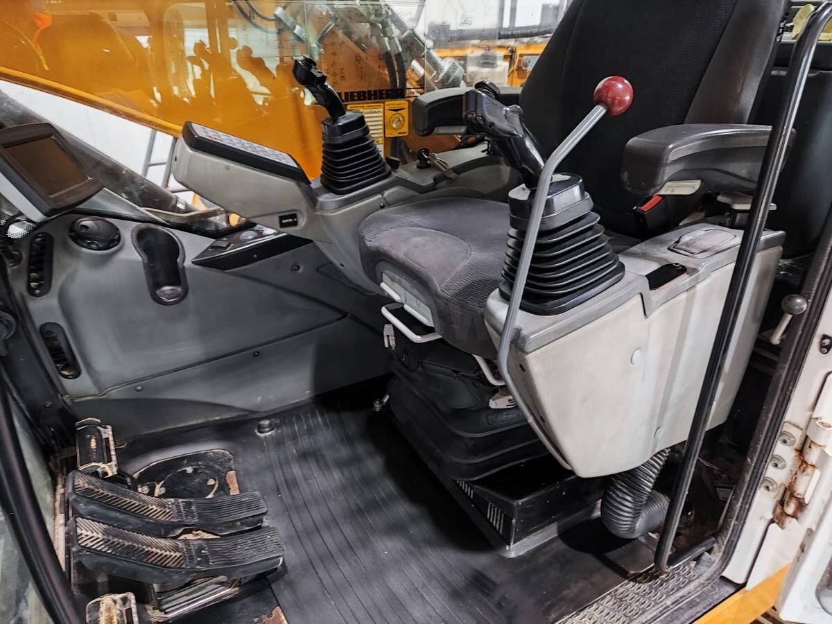 2015 Liebherr R920 Crawler Excavator