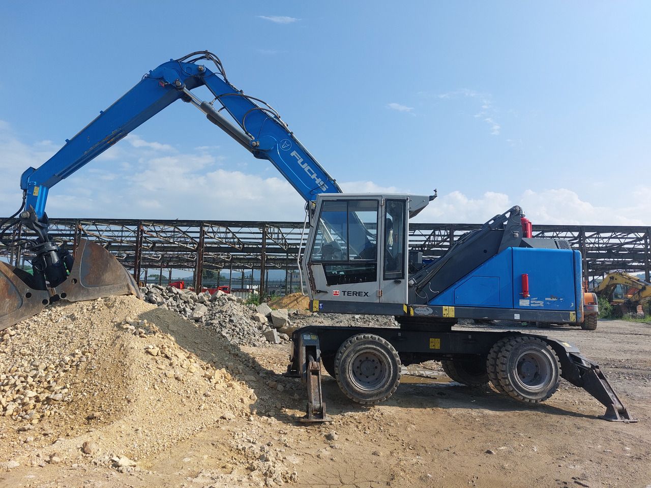2017 Fuchs MHL320 Material Handler