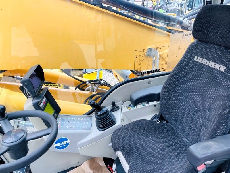 2011 Liebherr A934C Material Handler