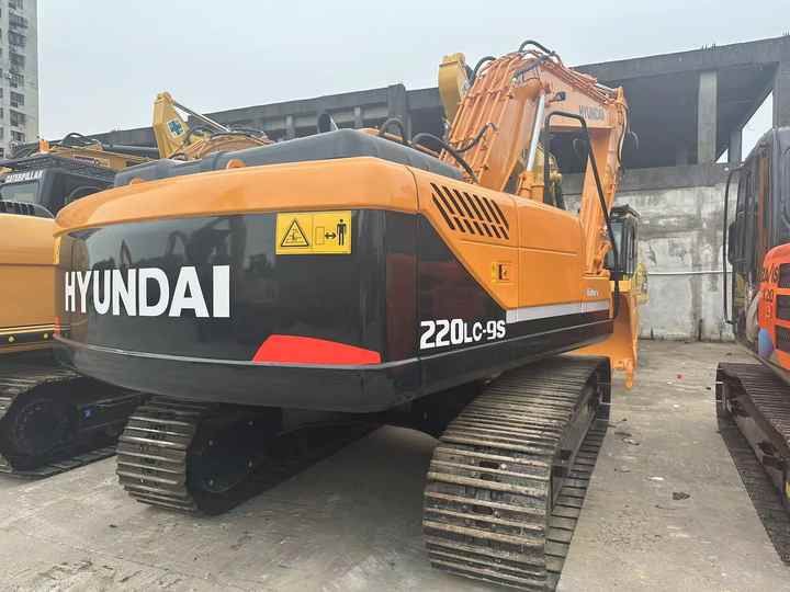 2016 Hyundai R220LC-9S Crawler Excavator