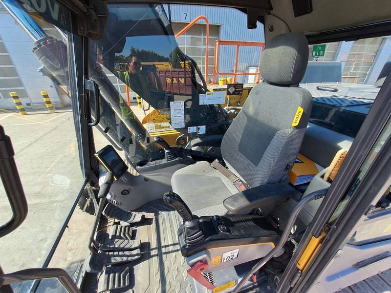 2017 Volvo EC220EL Crawler Excavator