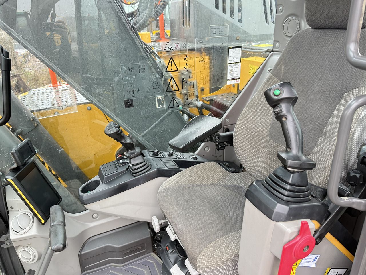 2017 Volvo 235 Crawler Excavator