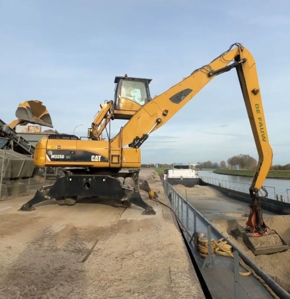 2008 Caterpillar 325D Material Handler