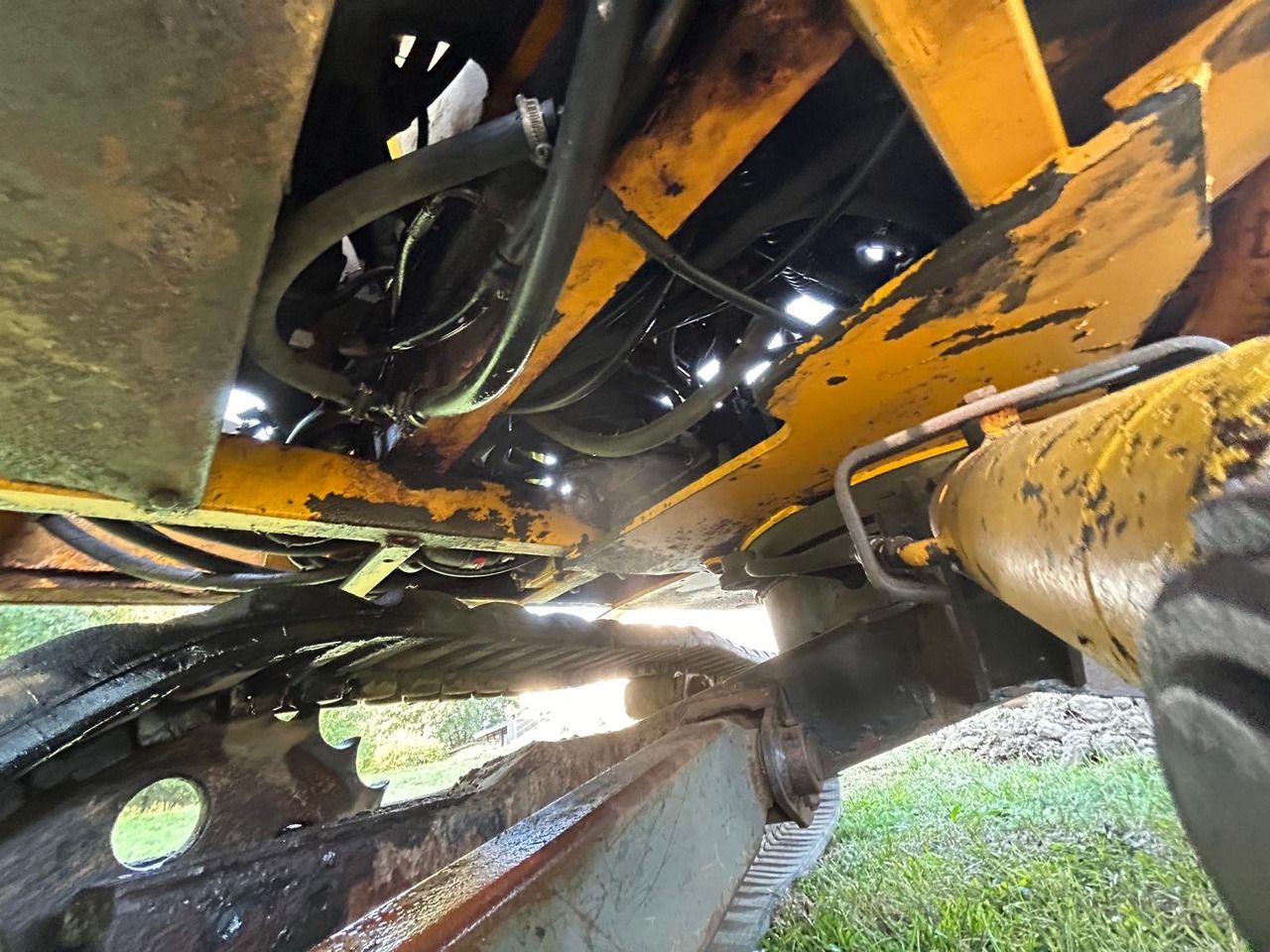 2000 JCB 803 PLUS 2000 JCB 803 PLUS undercarriage view