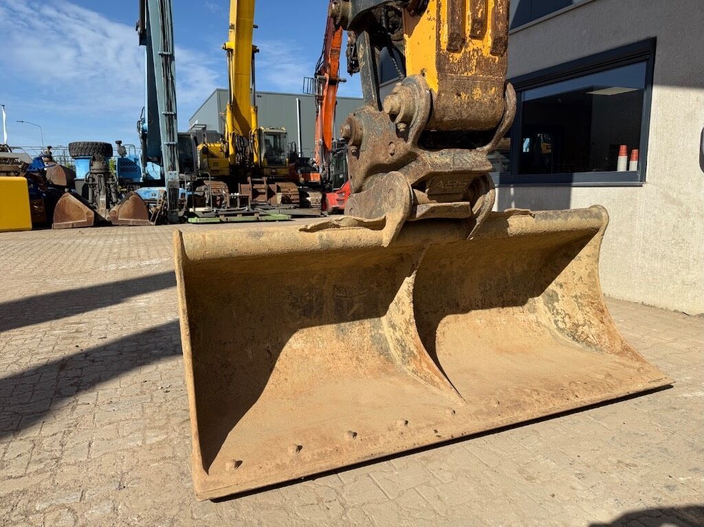 2020 Hyundai HX220L Crawler Excavator