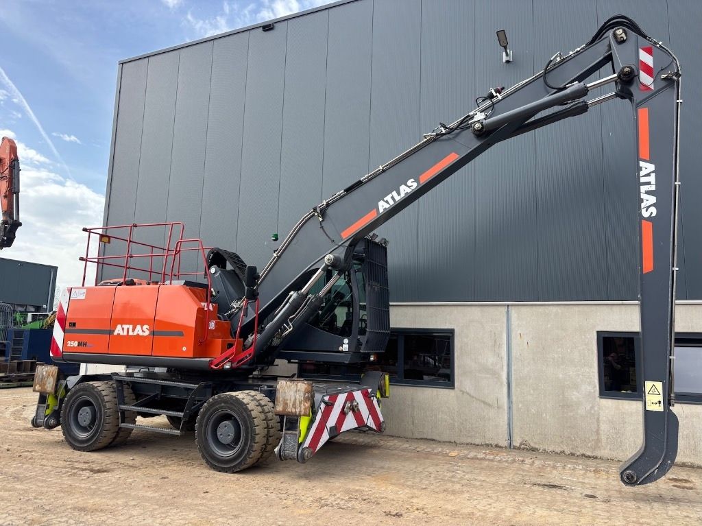 2020 Atlas 250MH Material Handler