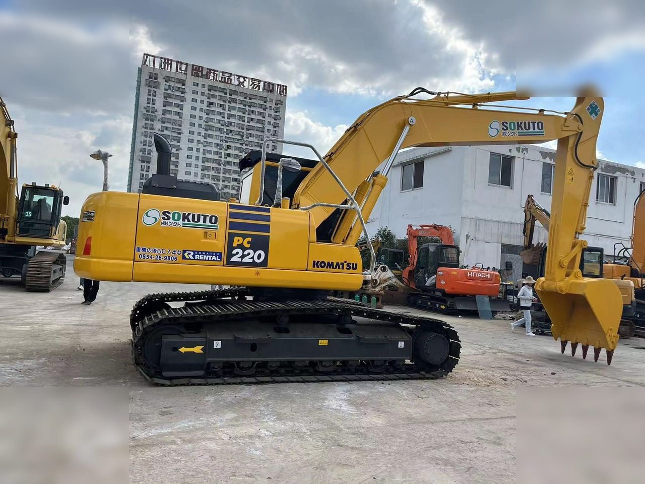 2021 Komatsu PC220-8 Crawler Excavator