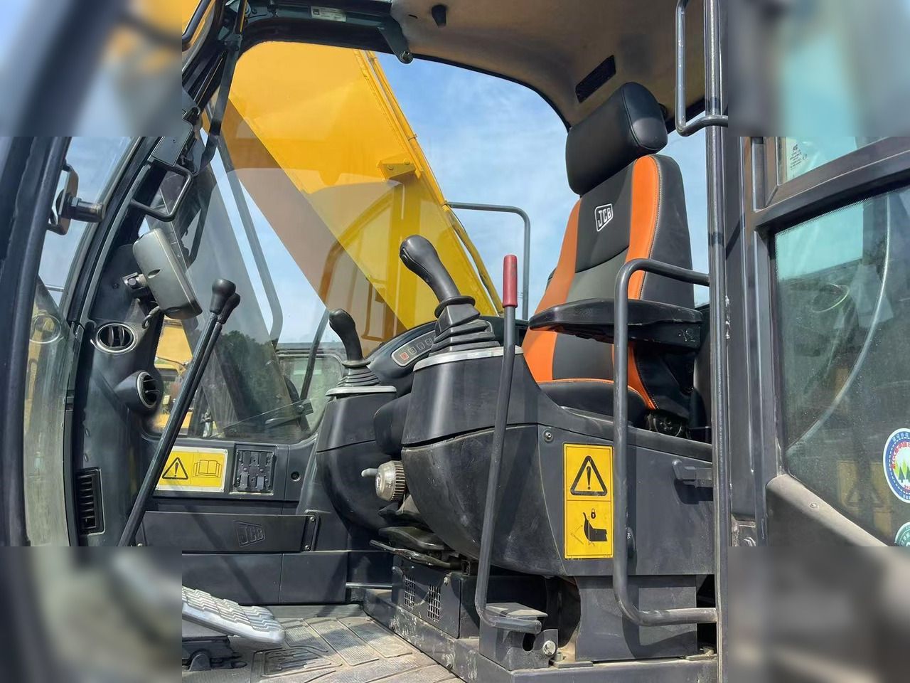 2022 JCB JS220LC Crawler Excavator