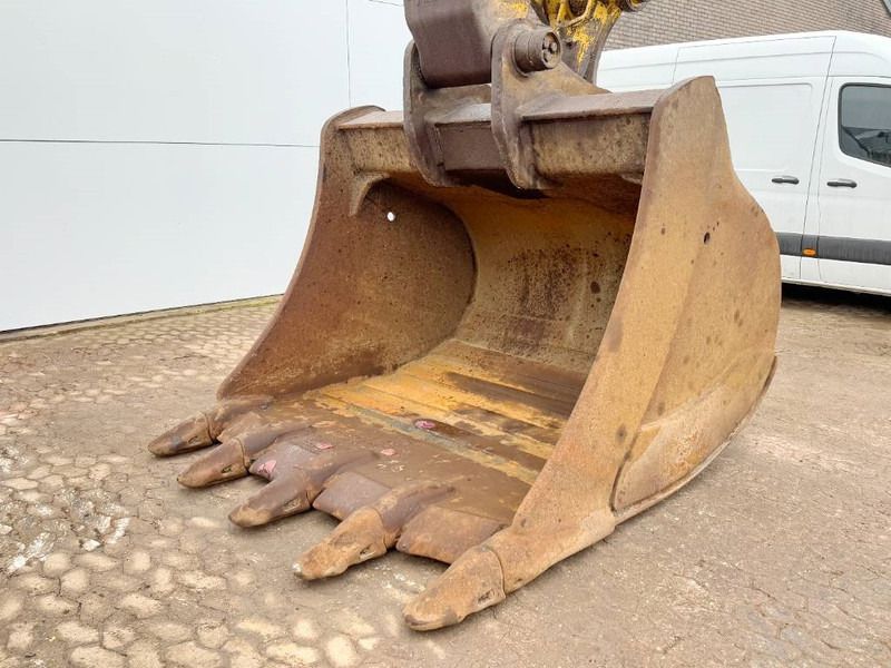 2015 Komatsu PC700LC-8EO Crawler Excavator